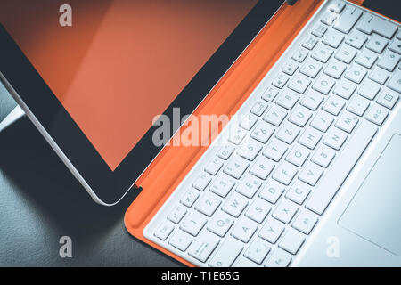 Close-up weiß orange Convertible Notebook und Tastatur Stockfoto