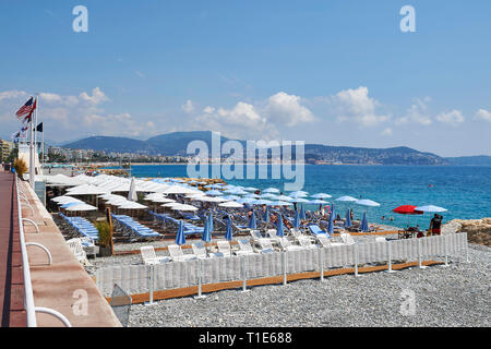 Nizza (Frankreich): "Baie des Anges (Bucht der Engel) gesehen von der "Promenade des Anglais" (Gehweg der Englischen) mit der Privaten. Stockfoto