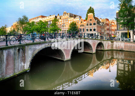 Brücken über die Grachten in Amsterdam, Niederlande Stockfoto