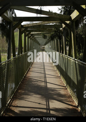 Fußgängerbrücke über den Fluss Severn am oberen Arley, Worcestershire, England, UK. Stockfoto