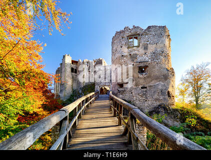 Wunderschöne Slowakei Landschaft im Herbst mit uhrovec Burgruine bei Sonnenuntergang Stockfoto