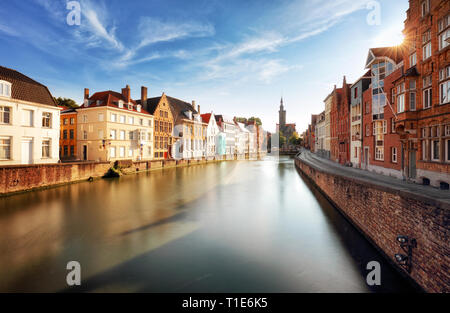 Brügge, Belgien - malerische Stadtbild mit Canal Spiegelrei und Jan Van Eyck Square Stockfoto