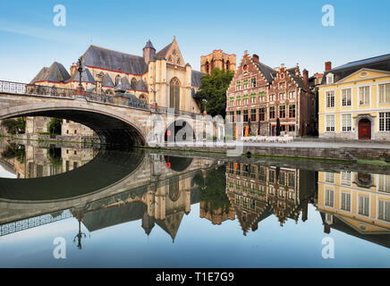 Gent - mittelalterliche Kathedrale und Brücke über einen Kanal in Gent, Belgien Stockfoto