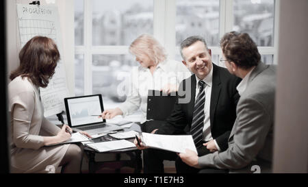 Erfahrene Mitarbeiter diskutieren Probleme im Büro. Stockfoto