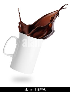 Splash von heißer Schokolade in eine weiße Keramiktasse Stockfoto