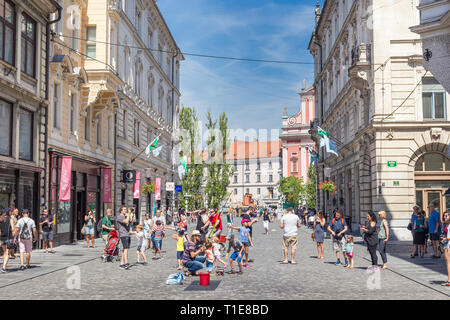 Urban Street artist Durchführen einer Soap Bubble Show für Kinder in der mittelalterlichen Innenstadt der slowenischen Hauptstadt Ljubljana Stockfoto