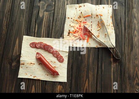 Hausgemachte Wurst mit Fladenbrot auf hölzernen Hintergrund Stockfoto