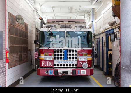 New York Feuerwehr Fahrzeuge der Feuerwache am 18. Mai geparkt, 2018 in New York City, USA. Stockfoto