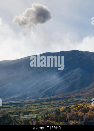 Wolken og vulkanischen Rauch über den Ätna Hänge und Hügel in Sizilien, Italien. Stockfoto