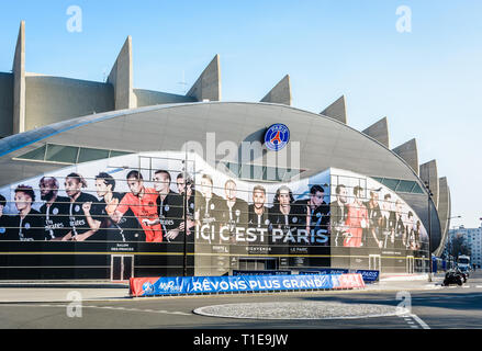 Haupteingang des Parc des Princes Stadion in Paris, Frankreich, mit einem Fresko der Spieler des Paris Saint-Germain Football Club Team abgedeckt. Stockfoto