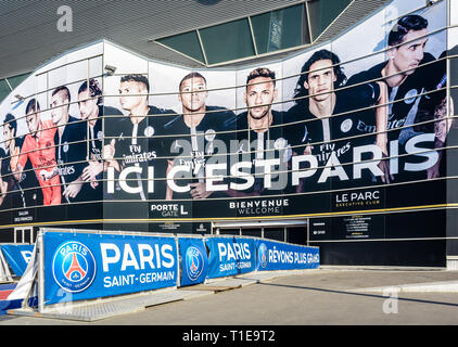 Haupteingang des Parc des Princes Stadion in Paris, Frankreich, mit einem Fresko der Spieler des Paris Saint-Germain Football Club Team abgedeckt. Stockfoto