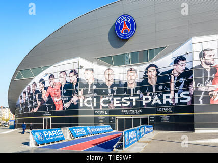 Haupteingang des Parc des Princes Stadion in Paris, Frankreich, mit einem Fresko der Spieler des Paris Saint-Germain Football Club Team abgedeckt. Stockfoto