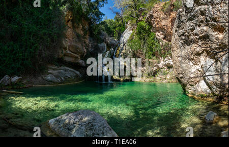 Eagle's Nest See in Tarragona mit Wasserfall und grünen Teich Stockfoto