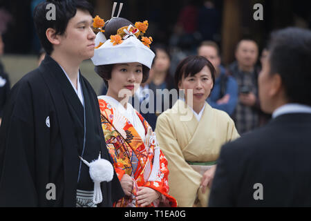 Junge glückliche Bräutigam und Braut während traditionelle japanische Hochzeit Zeremonie am Meiji-jingu Schrein in Tokio, Japan, am 23. November 2013. Stockfoto