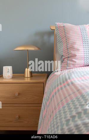 Schlafzimmer, in lebendigen Bettwäsche, Seitenansicht Stockfoto