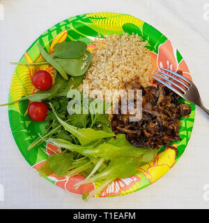 Eine Platte mit home Gemüse, Quinoa angebaut und Pilz Eintopf. Homesteading Abendessen. Stockfoto