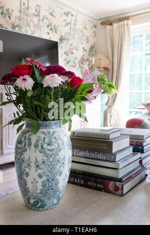 Enge Getreide der Lebensbedingungen der Zimmer Couchtisch mit einer Vase mit Blumen Stockfoto