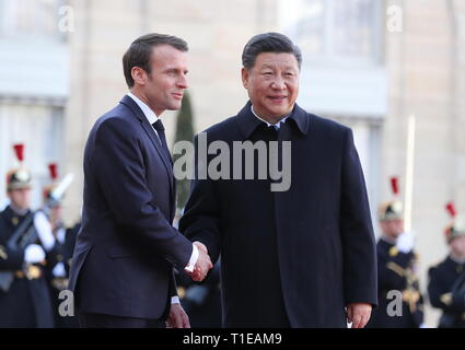 Paris, Frankreich. 25 Mär, 2019. Der chinesische Präsident Xi Jinping (R) Gespräche mit seinem französischen Amtskollegen Emmanuel Längestrich im Elysee-palast in Paris, Frankreich, 25. März 2019. Credit: Ju Peng-/Xinhua/Alamy leben Nachrichten Stockfoto