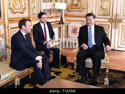 Paris, Frankreich. 25 Mär, 2019. Der chinesische Präsident Xi Jinping (R) Gespräche mit seinem französischen Amtskollegen Emmanuel Längestrich (L) im Elysee-palast in Paris, Frankreich, 25. März 2019. Credit: Xie Huanchi/Xinhua/Alamy leben Nachrichten Stockfoto