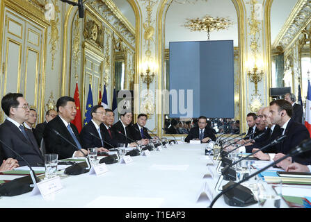 Paris, Frankreich. 25 Mär, 2019. Der chinesische Präsident Xi Jinping Gespräche mit seinem französischen Amtskollegen Emmanuel Längestrich im Elysee-palast in Paris, Frankreich, 25. März 2019. Credit: Ju Peng-/Xinhua/Alamy leben Nachrichten Stockfoto