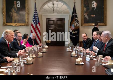 Washington DC, USA. 25. Mär 2019. Us-Präsident Donald Trump, Links, und eine erweiterte Delegation ein bilaterales Treffen mit dem israelischen Ministerpräsidenten Benjamin Netanjahu, rechts, im Schaltschrank des Weißen Hauses März 25, 2019 in Washington, D.C. Credit: Planetpix/Alamy leben Nachrichten Stockfoto