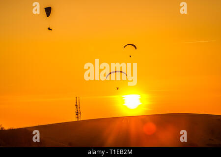 Firle Beacon, Lewes, East Sussex, Großbritannien. März 2019. Wetter in Großbritannien: Gleitschirmfliegen bis Sonnenuntergang nach einem anderen glorreichen Tag in den South Downs. Stockfoto