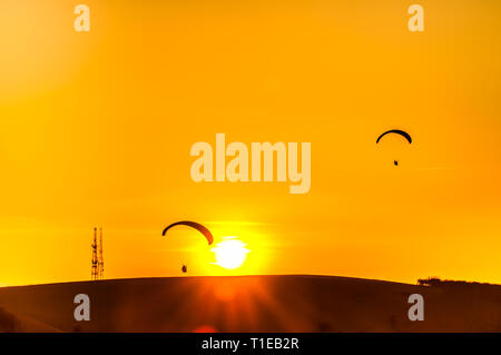 Firle Beacon, Lewes, East Sussex, Großbritannien. März 2019. Wetter in Großbritannien: Gleitschirmfliegen bis Sonnenuntergang nach einem anderen glorreichen Tag in den South Downs. Stockfoto