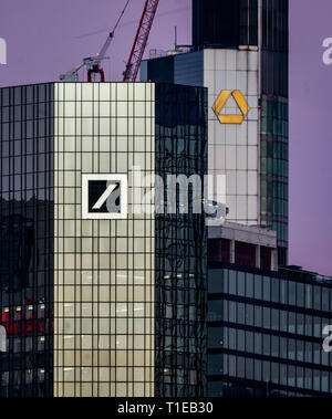 21. März 2019, Hessen, Frankfurt/Main: Die Zentrale der Deutschen Bank (l) und die Commerzbank, die anscheinend durch ein Teleobjektiv gezogen. Foto: Frank Rumpenhorst/dpa Stockfoto