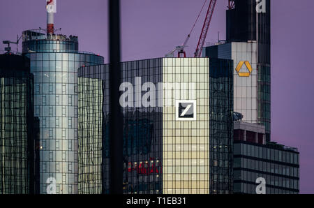 21. März 2019, Hessen, Frankfurt/Main: Die Zentrale der Deutschen Bank (l) und die Commerzbank, die anscheinend durch ein Teleobjektiv gezogen. Foto: Frank Rumpenhorst/dpa Stockfoto