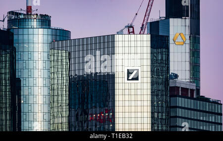 21. März 2019, Hessen, Frankfurt/Main: Die Zentrale der Deutschen Bank (l) und die Commerzbank, die anscheinend durch ein Teleobjektiv gezogen. Foto: Frank Rumpenhorst/dpa Stockfoto