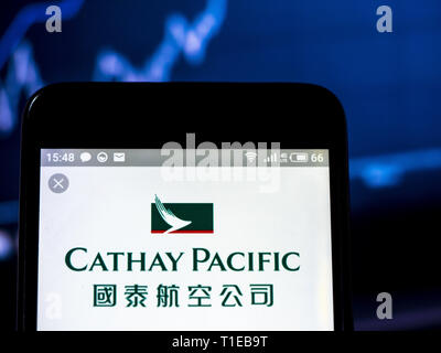 In der Ukraine. 24 Mär, 2019. In diesem Foto, Bild a Cathay Pacific Airways logo gesehen auf einem Smartphone angezeigt. Quelle: Igor Golovniov/SOPA Images/ZUMA Draht/Alamy leben Nachrichten Stockfoto