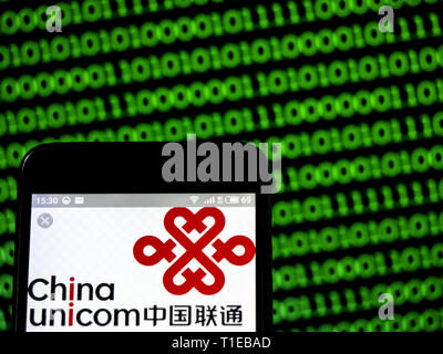 In der Ukraine. 24 Mär, 2019. In diesem Foto, Bild a China Unicom und China United Netcom (Hong Kong) Limited Logo auf einem Smartphone gesehen angezeigt. Quelle: Igor Golovniov/SOPA Images/ZUMA Draht/Alamy leben Nachrichten Stockfoto