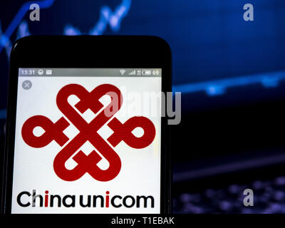 In der Ukraine. 24 Mär, 2019. In diesem Foto, Bild a China Unicom und China United Netcom (Hong Kong) Limited Logo auf einem Smartphone gesehen angezeigt. Quelle: Igor Golovniov/SOPA Images/ZUMA Draht/Alamy leben Nachrichten Stockfoto