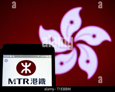 In der Ukraine. 24 Mär, 2019. In diesem Foto Illustration einer MTR Corporation logo gesehen auf einem Smartphone angezeigt. Quelle: Igor Golovniov/SOPA Images/ZUMA Draht/Alamy leben Nachrichten Stockfoto