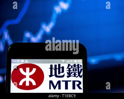 In der Ukraine. 24 Mär, 2019. In diesem Foto Illustration einer MTR Corporation logo gesehen auf einem Smartphone angezeigt. Quelle: Igor Golovniov/SOPA Images/ZUMA Draht/Alamy leben Nachrichten Stockfoto