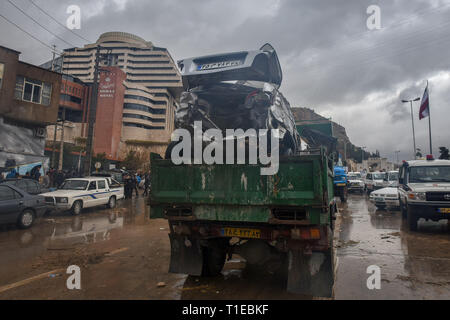 Shiraz, Iran. 25. Mär 2019. Schwere Regenfälle haben Überschwemmungen sowie im südlichen Iran geführt. Die Stadt Shiraz, die in der Regel Erfahrungen wenig Niederschlag wurde von einem schweren Hochwasser am Montag schlagen, mit Hochwasser weg fegen Autos im Zentrum von Shiraz. Autos wurden weggeschwemmt und Häuser vom Hochwasser beschädigt. Auch Fahrzeuge, die sich auf Qur'an Straße von Shiraz Stadt angehäuft, Provinz Fars, Iran, Montag, 25. März 2019. Credit: Amin Bre/Alamy leben Nachrichten Stockfoto