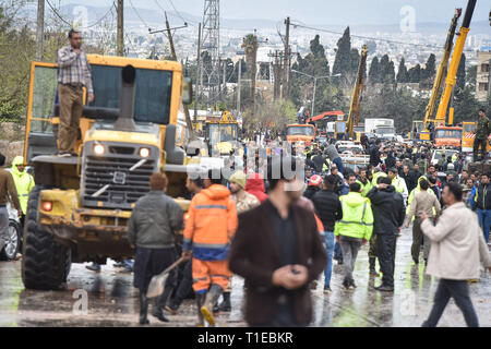 Shiraz, Iran. 25. Mär 2019. Schwere Regenfälle haben Überschwemmungen sowie im südlichen Iran geführt. Die Stadt Shiraz, die in der Regel Erfahrungen wenig Niederschlag wurde von einem schweren Hochwasser am Montag schlagen, mit Hochwasser weg fegen Autos im Zentrum von Shiraz. Autos wurden weggeschwemmt und Häuser vom Hochwasser beschädigt. Auch Fahrzeuge, die sich auf Qur'an Straße von Shiraz Stadt angehäuft, Provinz Fars, Iran, Montag, 25. März 2019. Credit: Amin Bre/Alamy leben Nachrichten Stockfoto