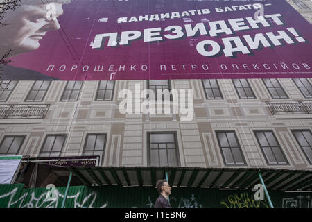 März 25, 2019 - Große Plakatwand in den Straßen von Kiew mit dem Gesicht von Petro Poroschenko, Präsident der Ukraine und Kandidat für die Wahlen 2019, sagt ''Kandidaten viele, Präsident! Credit: Celestino Arce Lavin/ZUMA Draht/Alamy leben Nachrichten Stockfoto