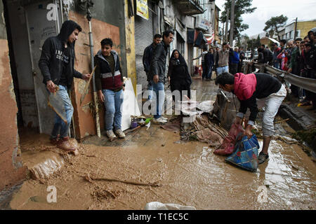 Shiraz, Iran. 25. Mär 2019. Schwere Regenfälle haben Überschwemmungen sowie im südlichen Iran geführt. Die Stadt Shiraz, die in der Regel Erfahrungen wenig Niederschlag wurde von einem schweren Hochwasser am Montag schlagen, mit Hochwasser weg fegen Autos im Zentrum von Shiraz. Autos wurden weggeschwemmt und Häuser vom Hochwasser beschädigt. Auch Fahrzeuge, die sich auf Qur'an Straße von Shiraz Stadt angehäuft, Provinz Fars, Iran, Montag, 25. März 2019. Credit: Amin Bre/Alamy leben Nachrichten Stockfoto