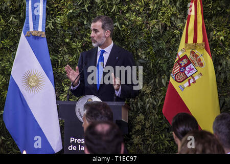 Buenos Aires, der Hauptstadt Argentiniens. 25 Mär, 2019. Die Könige von Spanien, Felipe VI und Letizia Ortiz, am Sonntag Abend, 24. März in Buenos Aires als Teil der Staatsbesuch in Argentinien. Nach der vorhergesagten, Amtliche Tätigkeiten der Monarchen begann am Montag, dem 25. März, mit einer umfangreichen Tagesordnung der Aktivitäten. Und sie machten sich des Morgens in der Casa Rosada traf mit Präsident Mauricio Macri und der First Lady, Juliana Awada. Die Könige am Verwaltungssitz der um 11 Uhr morgens und nach der offiziellen Foto in dem weißen Raum, Macri und Felipe VI. kam eine Meldung gab Stockfoto