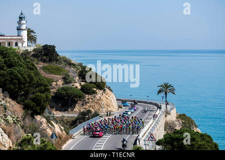 Calella, Katalonien, Spanien. 25 Mär, 2019. Volta a Catalunya radfahren Phase 1, nach Calella Calella; das Peloton der 99th Volta Catalunya in Calella Credit: Aktion plus Sport/Alamy leben Nachrichten Stockfoto