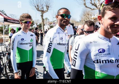 Calella, Katalonien, Spanien. 25 Mär, 2019. Volta a Catalunya radfahren Phase 1, nach Calella Calella; Emanuel Gerezghier von Team Dimension Daten vor dem Start von La Volta Catalunya 2019 in Calella Credit: Aktion plus Sport/Alamy leben Nachrichten Stockfoto