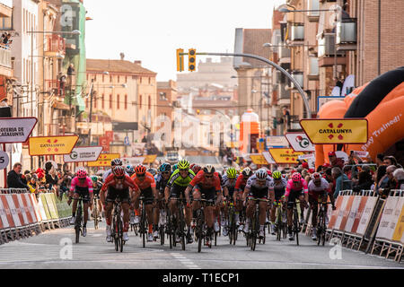 Calella, Katalonien, Spanien. 25 Mär, 2019. Volta a Catalunya radfahren Phase 1, nach Calella Calella; das Peloton an der Ziellinie in Calella anreisen. Credit: Aktion plus Sport/Alamy leben Nachrichten Stockfoto