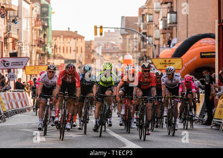 Calella, Katalonien, Spanien. 25 Mär, 2019. Volta a Catalunya radfahren Phase 1, nach Calella Calella; das Peloton an der Ziellinie in Calella anreisen. Credit: Aktion plus Sport/Alamy leben Nachrichten Stockfoto