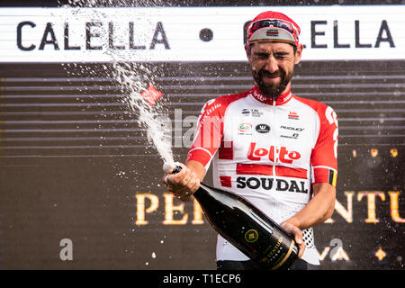 Calella, Katalonien, Spanien. 25 Mär, 2019. Volta a Catalunya radfahren Phase 1, nach Calella Calella; 133 Thomas De Gendt von BEL auf dem Podium für Stufe 1 von La Vuelta Catalunya in Calella. Credit: Aktion plus Sport/Alamy leben Nachrichten Stockfoto