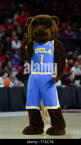 College Park, MD, USA. 25 Mär, 2019. UCLA Maskottchen führt bei der zweiten Runde des NCAA Basketball Turnier Spiel zwischen der Universität von Maryland Dosenschildkröten und der UCLA Bruins an der Xfinity Zentrum in College Park, Md. Justin Cooper/CSM/Alamy leben Nachrichten Stockfoto