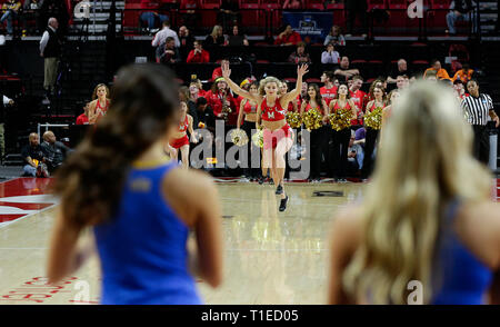 College Park, MD, USA. 25 Mär, 2019. UCLA dance Team Mitglieder zusehen, wie Maryland Cheerleadern während der zweiten Runde des NCAA Basketball Turnier Spiel zwischen der Universität von Maryland Dosenschildkröten und der UCLA Bruins an der Xfinity Zentrum in College Park, Md. Justin Cooper/CSM/Alamy leben Nachrichten Stockfoto