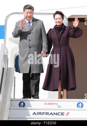 Paris, Frankreich. 25 Mär, 2019. Der chinesische Präsident Xi Jinping (L) und seine Frau Peng Liyuan wave, wie Sie ankommen in Paris, Frankreich, 25. März 2019. Xi Jinping, Gespräche mit dem französischen Präsidenten Emmanuel Längestrich im Elysee-palast in Paris am Montag. Credit: Ding Lin/Xinhua/Alamy leben Nachrichten Stockfoto
