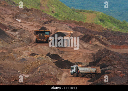 Brumadinho, Brasilien. 19 Mär, 2019. Lkws fahren auf dem Gelände des Córrego tun Feijão Eisenerzbergwerk Der brasilianische Bergbaukonzern Vale in der Nähe von Brumadinho. Am 25. Januar 2019, den Damm dieser Mine war gebrochen und eine tödliche Schlammlawine in Bewegung gesetzt. Zwei Monate später, Wut, Trauer und Verzweiflung herrschen. (Dpa "Alles ist Weg"-Bewohner von Brumadinho leiden unter perineale Tragödie') Credit: Rodney Costa/dpa/Alamy leben Nachrichten Stockfoto