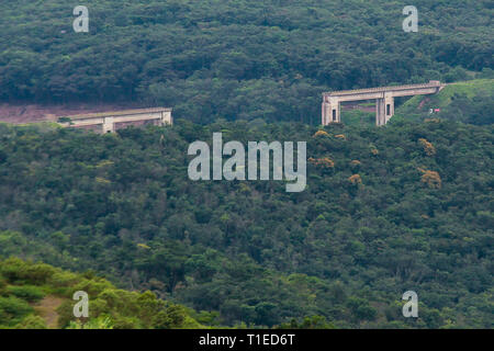 Brumadinho, Brasilien. 19 Mär, 2019. Eine Brücke, deren zentrale Säulen entwurzelt durch den Schlamm der Staudamm von Córrego wurden, Feijão in Brumadinho. Am 25. Januar 2019 der Verdammung des Córrego tun Feijão Eisenerzbergwerk brach und eine tödliche Schlammlawine gestartet. Zwei Monate später, Wut, Trauer und Verzweiflung herrschen. (Dpa "Alles ist Weg"-Bewohner von Brumadinho leiden unter perineale Tragödie') Credit: Rodney Costa/dpa/Alamy leben Nachrichten Stockfoto